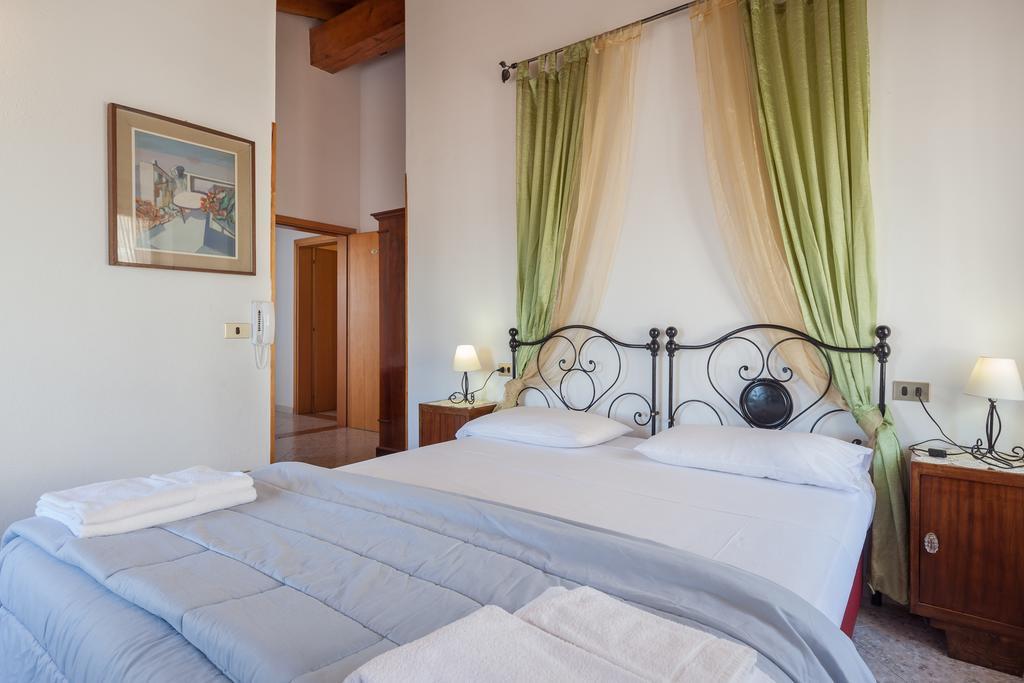 Locanda Al Centrale Caprino Veronese Exteriér fotografie